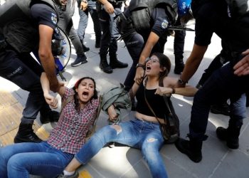 الشرطة التركية تعتدي على الاحتجاجات النسائية بسبب غلاء الأسعار 3