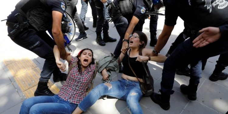 الشرطة التركية تعتدي على الاحتجاجات النسائية بسبب غلاء الأسعار 1