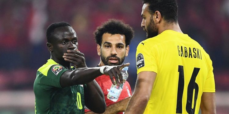أبو جبل يكشف لأول مرة سر لقطة ماني وصلاح أثناء مباراة مصر والسنغال 1