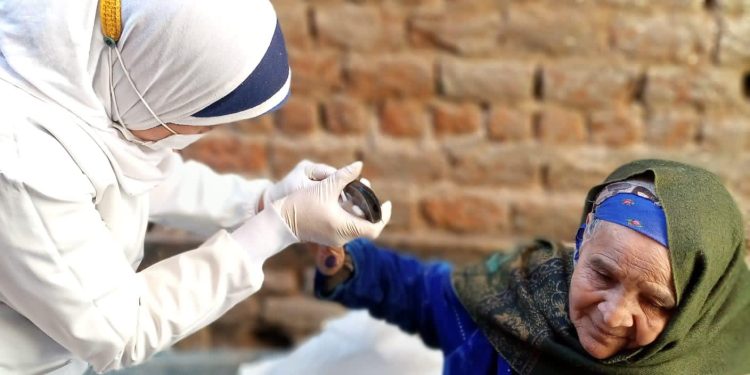 الصحة: توفير أطقم طبية لزيارة المواطنين من ذوي الهمم وتطعيمهم بلقاح فيروس كورونا في مقرات إقامتهم 1