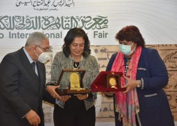 وزيرة الثقافة تسلم جوائز الدورة 53 لمعرض القاهرة الدولي للكتاب 2