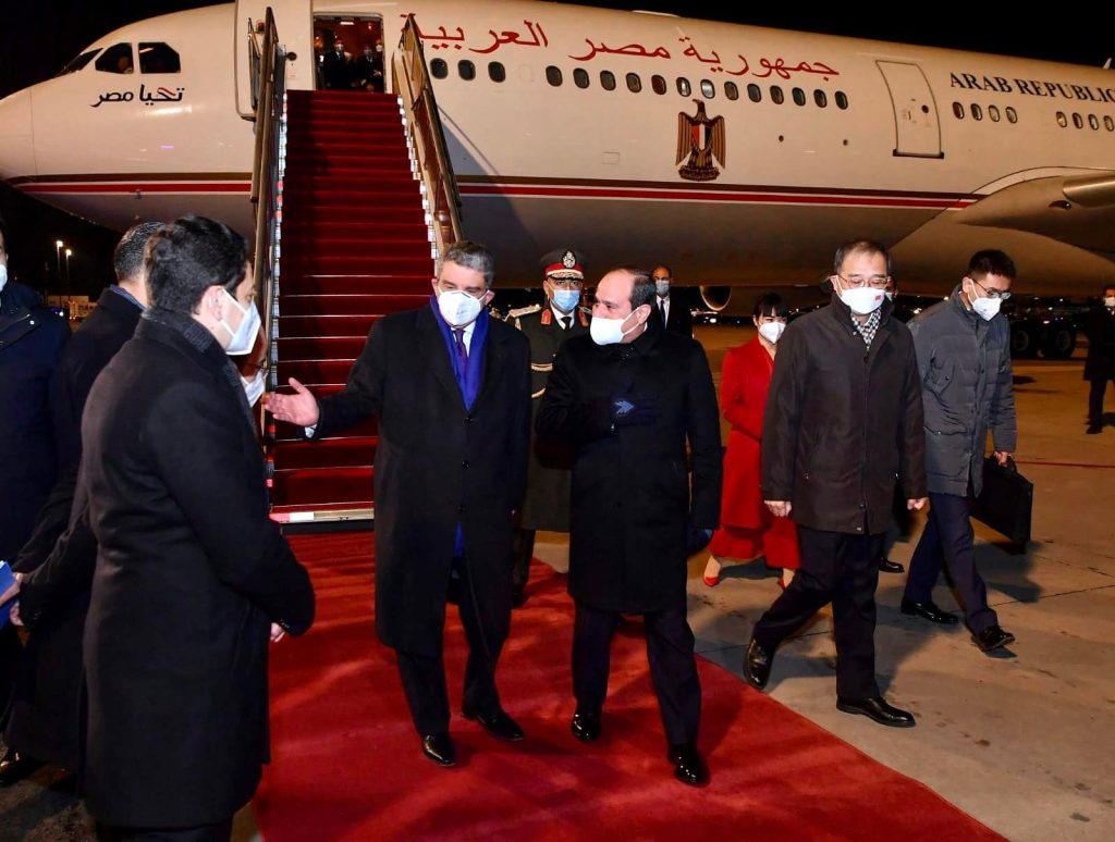 متحدث الرئاسة ينشر صور من وصول السيسي لـ بكين