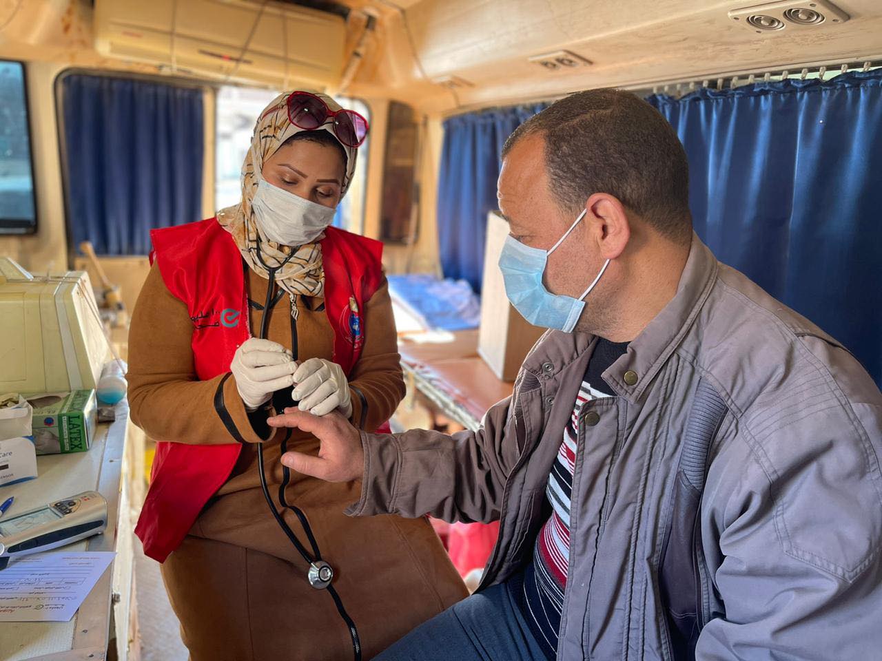 الصحة: توفير أطقم طبية لزيارة المواطنين من ذوي الهمم وتطعيمهم بلقاح فيروس كورونا في مقرات إقامتهم
