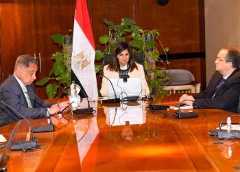«نبيلة مكرم» تعلن مصطفى قنديل وشيندو أزودو سفيرين لمبادرة «رواد الأعمال المصريين في الخارج»