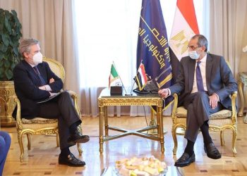 وزير الاتصالات يبحث مع سفير إيطاليا بالقاهرة سبل تعزيز التعاون بين البلدين