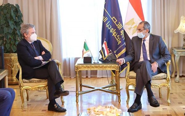 وزير الاتصالات يبحث مع سفير إيطاليا بالقاهرة سبل تعزيز التعاون بين البلدين