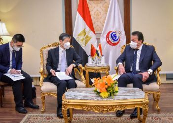 السفير الصيني يؤكد استمرار دعم بلاده لـ«مصر» لتصبح مركزاً إقليمياً لتصنيع اللقاحات