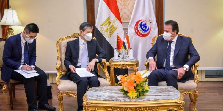 السفير الصيني يؤكد استمرار دعم بلاده لـ«مصر» لتصبح مركزاً إقليمياً لتصنيع اللقاحات