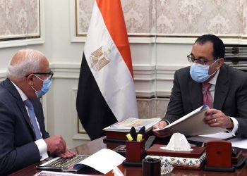 رئيس الوزراء يتابع مع محافظ بورسعيد موقف مشروعات المحافظة