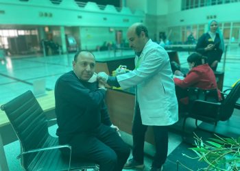 محافظ أسيوط يعلن تنظيم قوافل لتطعيم العاملين بـ المطار ضد فيروس كورونا