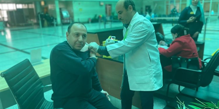 محافظ أسيوط يعلن تنظيم قوافل لتطعيم العاملين بـ المطار ضد فيروس كورونا