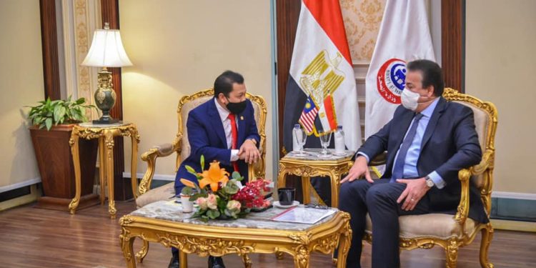 عبدالغفار يؤكد أهمية التعاون وتبادل الخبرات بين مصر وماليزيا في التصدي لجائحة كورونا