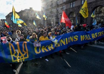 تظاهر الآلاف في أوكرانيا لإظهار الوحدة ضد التهديد الروسي بالغزو