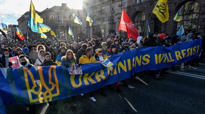 تظاهر الآلاف في أوكرانيا لإظهار الوحدة ضد التهديد الروسي بالغزو