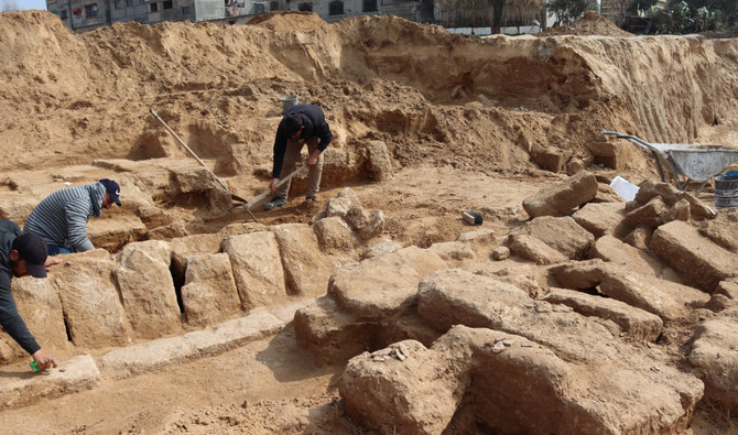 «ما علاقتها بالإسكندر الأكبر؟».. العثور على مقبرة تاريخية في قطاع غزة