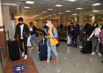 وصول أول وفد من الطلاب المصريين بـ أوكرانيا إلى رومانيا 3