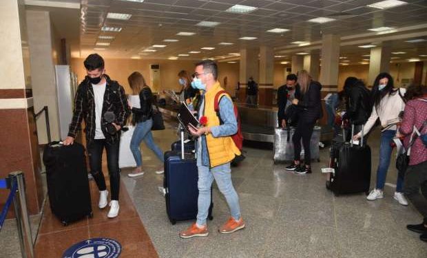 وصول أول وفد من الطلاب المصريين بـ أوكرانيا إلى رومانيا 1
