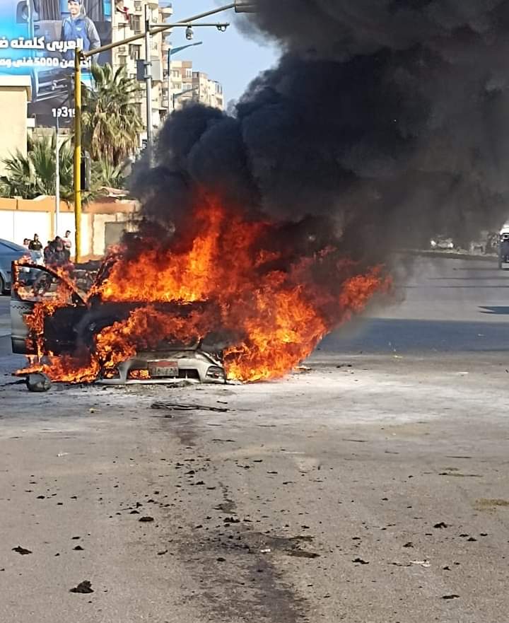 حريق هائل يلتهم تاكسي بـ شارع البحر الأعظم في الجيزة 1