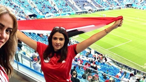 مباراة مصر والسنغال.. نجوم عشقوا تشجيع المنتخب من داخل المدرجات  1