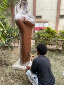طلاب تربية فنية جامعة حلوان يشاركون فى إعادة إحياء التماثيل 1