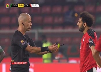 «اتفضل أحكم أنت».. محمد هنيدي يسخر من حكم مباراة مصر والسنغال 1