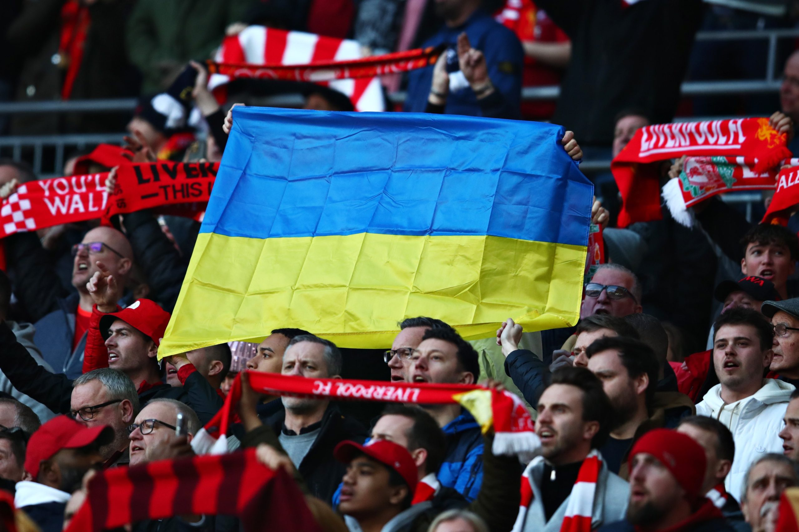 ليفربول وتشيلسي يتضامنون مع أوكرانيا في نهائي كأس "كاراباو" 1