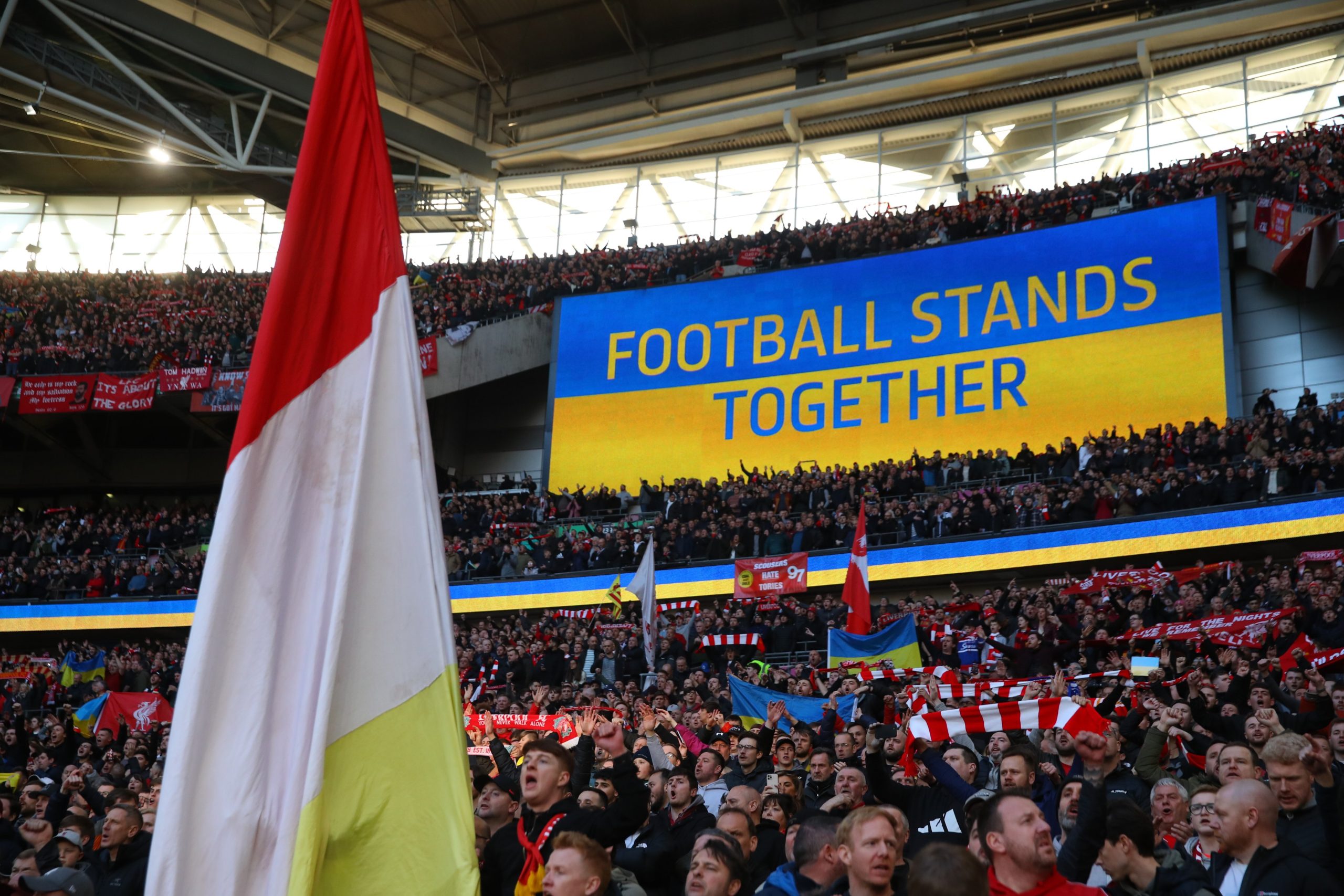 ليفربول وتشيلسي يتضامنون مع أوكرانيا في نهائي كأس "كاراباو" 2