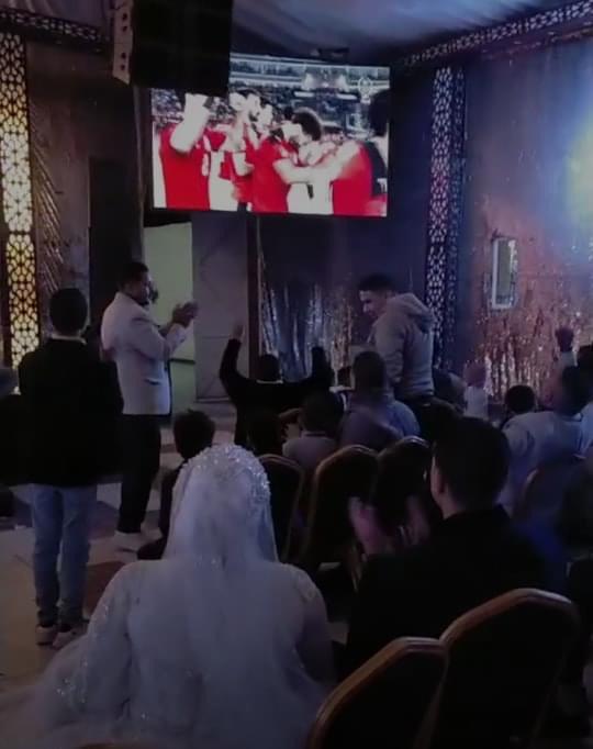 عروسان يتركان الزفة لحضور مباراة مصر والسنغال في مقهى بـ سوهاج (صور) 1