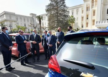 السيسي يتابع استراتيجية الدولة لتوطين صناعة السيارات الكهربائية في مصر