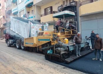 بدء العمل في أعمال رصف عدد من شوارع مركز ملوي بالمنيا