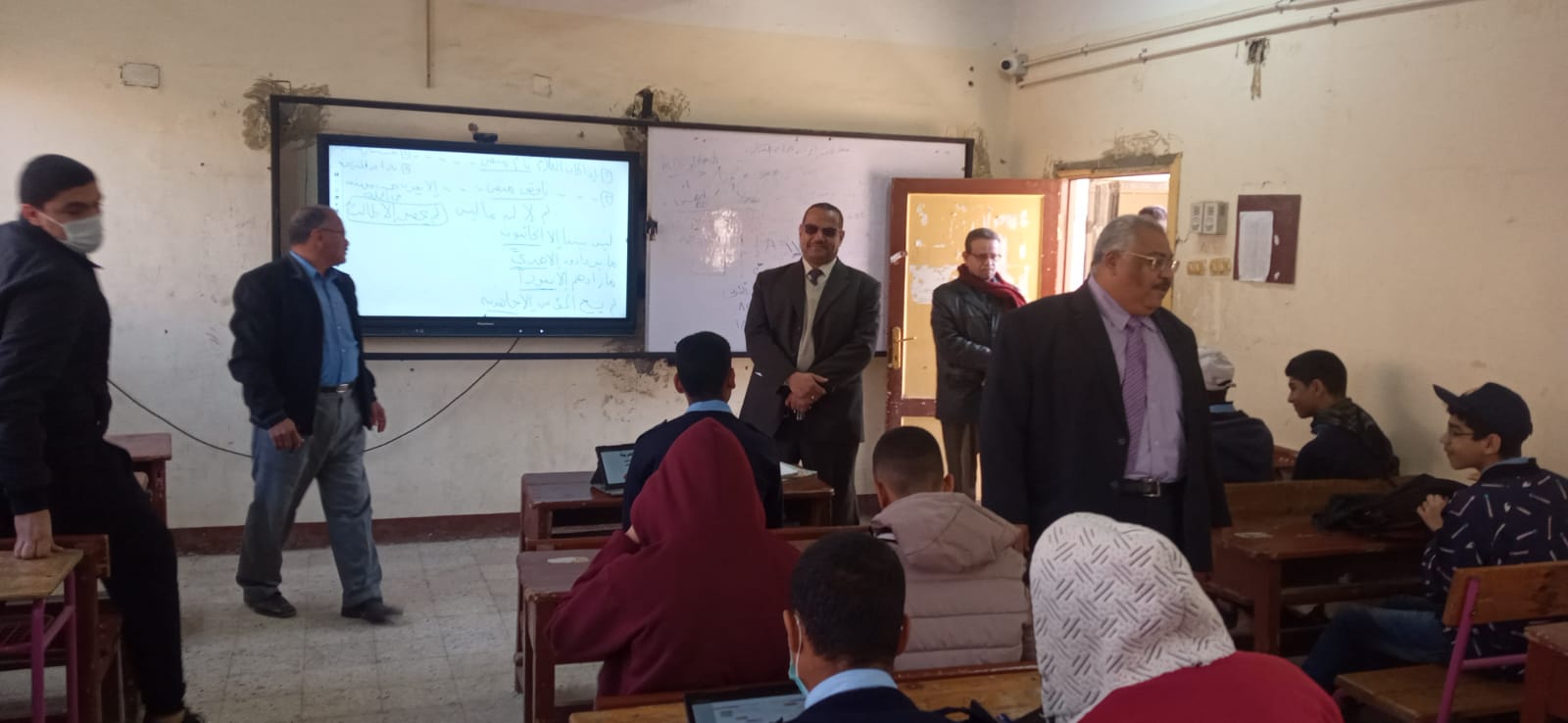 مدير تعليم أخميم يتابع سير العمل بمدرسة قدري أبو حسين الثانوية العسكرية ويشيد بأعمال التجميل