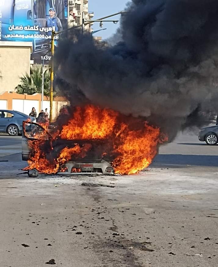 حريق هائل يلتهم تاكسي بـ شارع البحر الأعظم في الجيزة 3