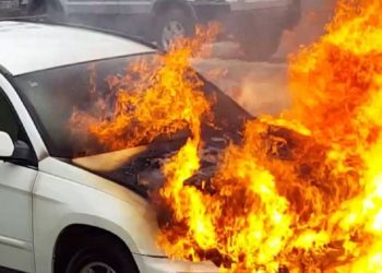 حارس يشعل النار في سيارة