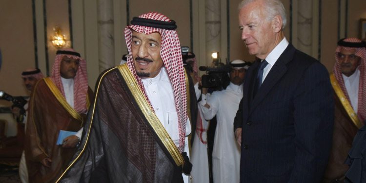 الملك سلمان والرئيس الأمريكي يبحثان عدوان الحوثي على المدنيين