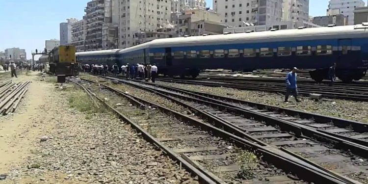 إصابة 9 اشخاص إثر حادث تصادم قطار مع أتوبيس فى السويس 1