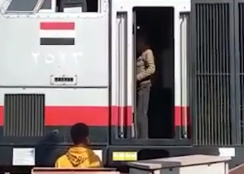 الأمن يكشف حقيقة فيديو توقف سائق قطار أمام مزلقان مركز دشنا 7