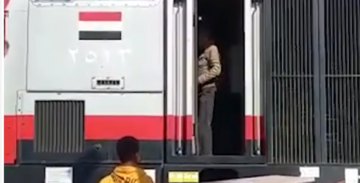الأمن يكشف حقيقة فيديو توقف سائق قطار أمام مزلقان مركز دشنا 1