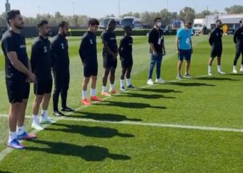 لاعبو الأهلي يقفون دقيقة حداد على روح الطفل المغربي ريان 1