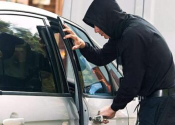 ضبط متهم بسرقة سيارة بأسلوب «المفتاح المصطنع» 2