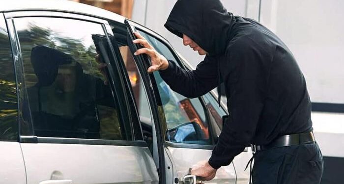 ضبط متهم بسرقة سيارة بأسلوب «المفتاح المصطنع» 1