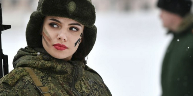 «جمال وراء التمويه الحربي».. مسابقة للفتيات بالجيش الروسي 1