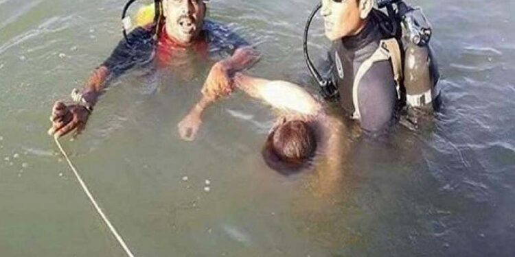 انتشال جثة شاب غرق اثناء السباحة فى ترعة وادى النقرة بأسوان 1