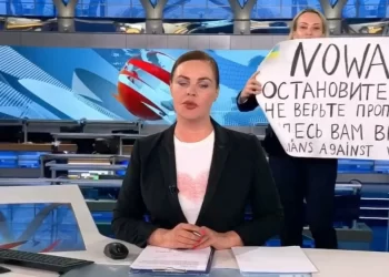بلافتة «لا للحرب» صحفية روسية تقاطع نشرة التلفزيون الرسمي وتهاجم بوتين.. وفرنسا تعرض حمايتها و15 سنة سجن في انتظارها