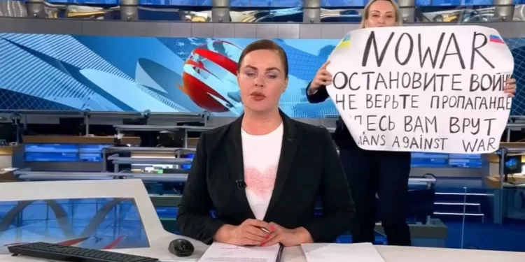بلافتة «لا للحرب» صحفية روسية تقاطع نشرة التلفزيون الرسمي وتهاجم بوتين.. وفرنسا تعرض حمايتها و15 سنة سجن في انتظارها