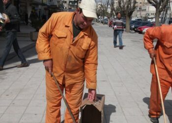 رئيس هيئة نظافة القاهرة يحذر العمال من التسول بالشارع: "معندناش شحاتين وبياخدوا مرتبات كويسة" 2
