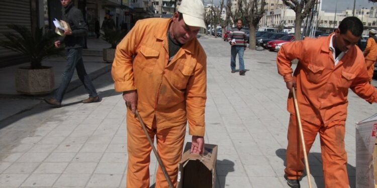 رئيس هيئة نظافة القاهرة يحذر العمال من التسول بالشارع: "معندناش شحاتين وبياخدوا مرتبات كويسة" 1