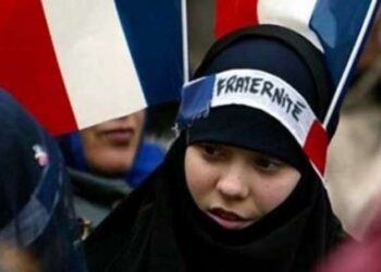 فرنسا تثير الجدل بقرار جديد حول «ارتداء الحجاب»