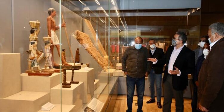 وزير السياحة يتفقد قاعة النسيج المصري بالمتحف القومي للحضارة المصرية 1