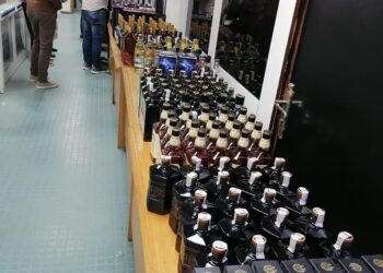 مكافحة التهرب الجمركي بالقاهرة تضبط عدد كبير من زجاجات الخمور الأجنبية الصنع الغير خالصة الضرائب 3