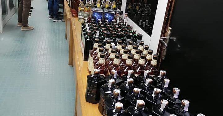 مكافحة التهرب الجمركي بالقاهرة تضبط عدد كبير من زجاجات الخمور الأجنبية الصنع الغير خالصة الضرائب 1